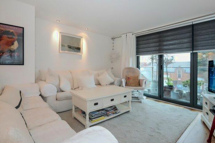 2 Bedroom Flat To Rent In Gosport Street, Lymington, SO41