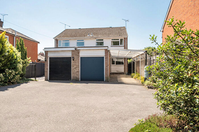 3 Bedroom Semi Detached House For Sale In Guildford Road, Lightwater, Surrey, GU18