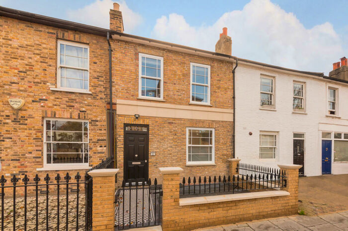 2 Bedroom Flat To Rent In Choumert Road, London, SE15