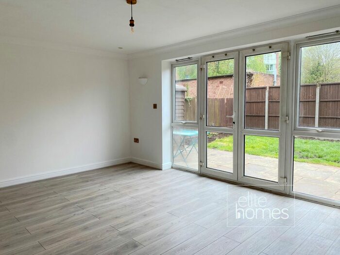 1 Bedroom Flat To Rent In Drapers Road, Enfield, EN2