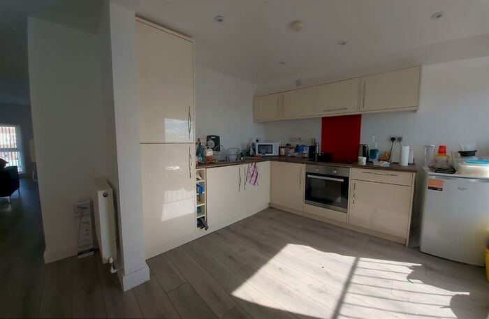 3 Bedroom Flat To Rent In Walter Road, Swansea, SA1