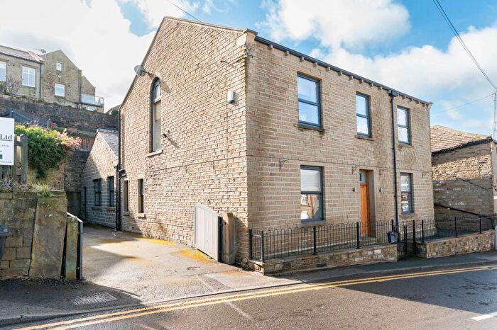 4 Bedroom Detached House For Sale In Turnshaw Road, Kirkburton, HD8