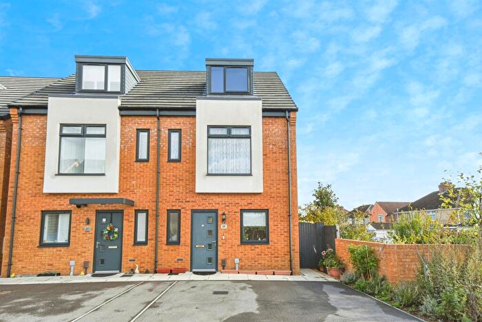 4 Bedroom Semi-Detached House For Sale In New Dawn Place, Swindon, SN1