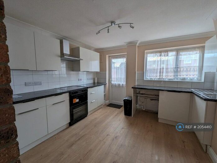 3 Bedroom Semi-Detached House To Rent In Poplar Close, Huntingdon, PE29