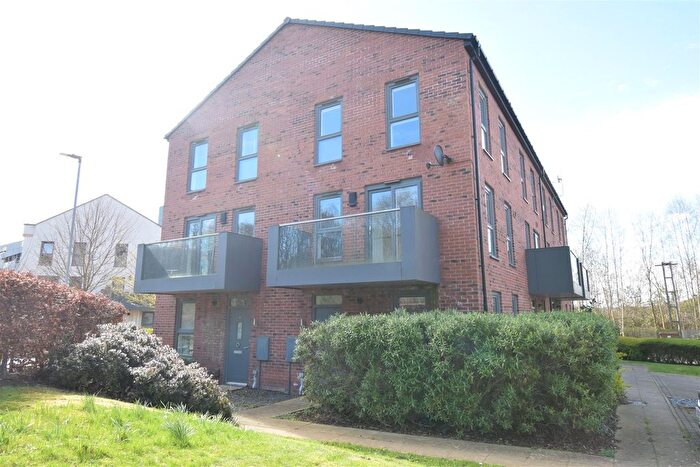 2 Bedroom Town House To Rent In Finchdale Close, Wakefield, WF1