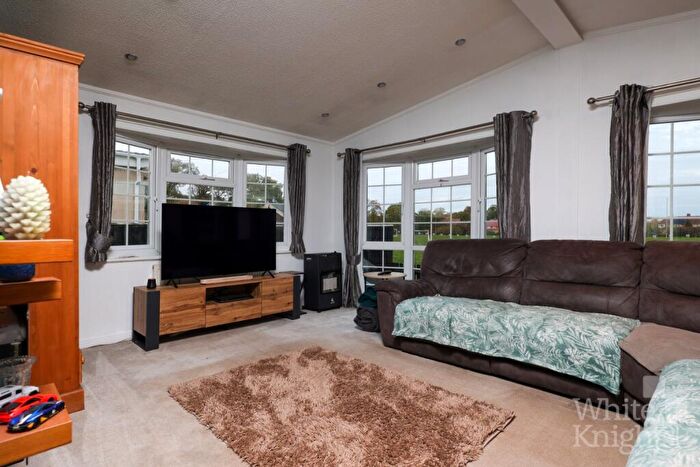 3 Bedroom Park Home For Sale In Fairfield Park, West End Road, Mortimer Common, Reading, Berkshire, RG7