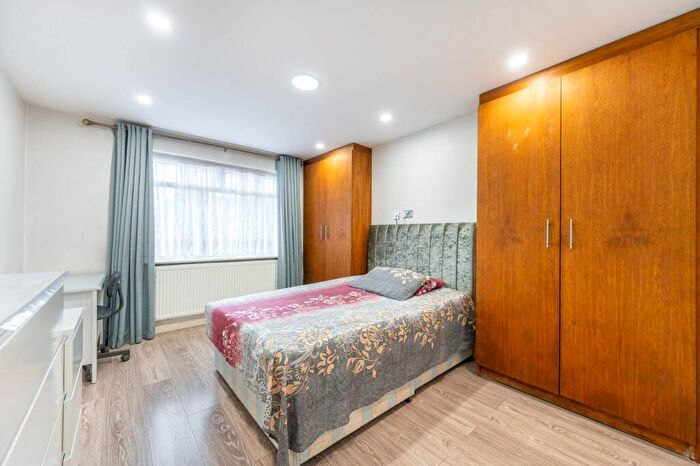 3 Bedroom Flat To Rent In Coles Green Road, Neasden, London, NW2