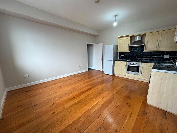 2 Bedroom Flat To Rent In Grosvenor Park Road, London, E17