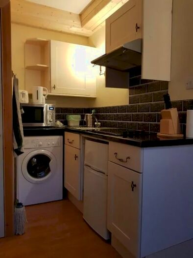 Studio To Rent In Ashtree Ave, Colliers Wood CR4