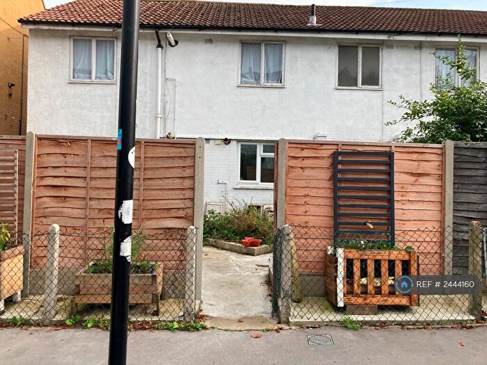 Studio To Rent In Holmesdale Road, London, SE25