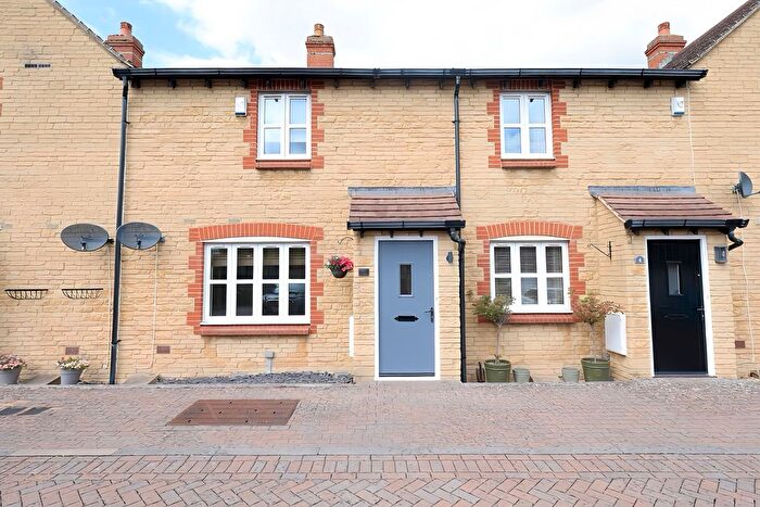 3 Bedroom Terraced House For Sale In Hardingham Close, Carterton, OX18