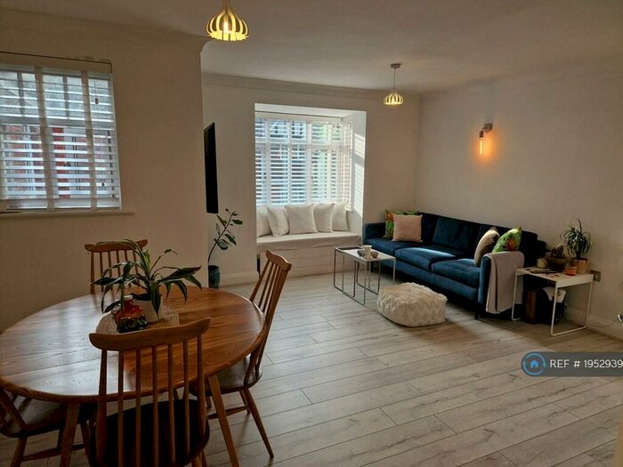 2 Bedroom Flat To Rent In Trinity Court, Birmingham, B13