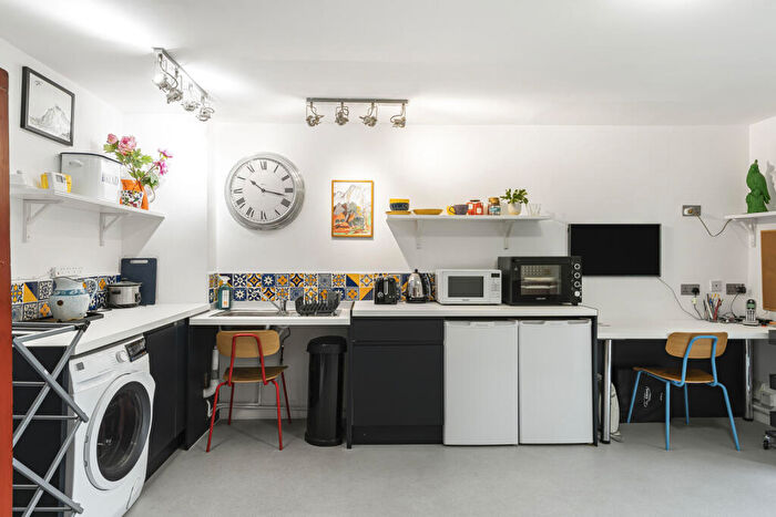 1 Bedroom Apartment For Sale In Tottenham Road, London, N1