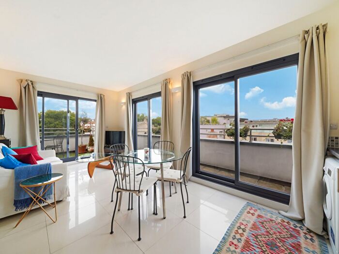 2 Bedroom Flat For Sale In Farm Lane, London, SW6