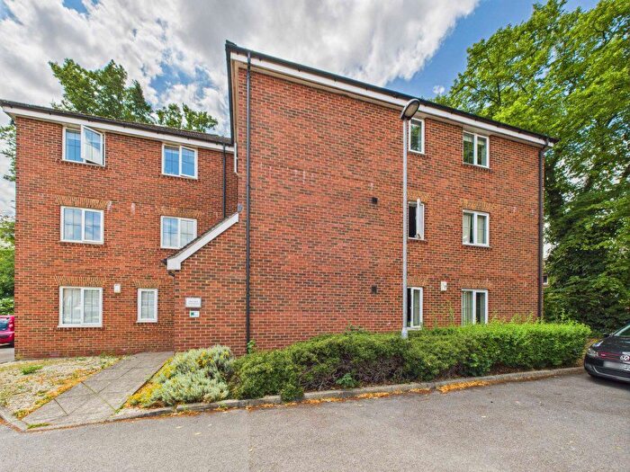 2 Bedroom Flat To Rent In Piper House, Deans Court, Pontefract, WF8
