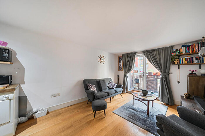 1 Bedroom Apartment For Sale In Blakes Road, London, SE15