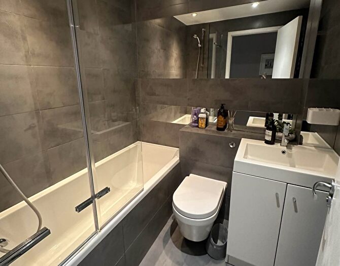 2 Bedroom Flat To Rent In Brompton Park Crsecent, Fulham, SW6
