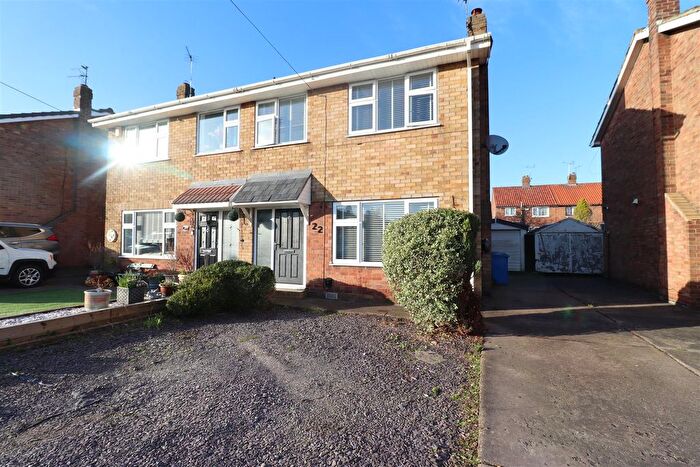 3 Bedroom Semi Detached House For Sale In Freeman Avenue, Brough, HU15