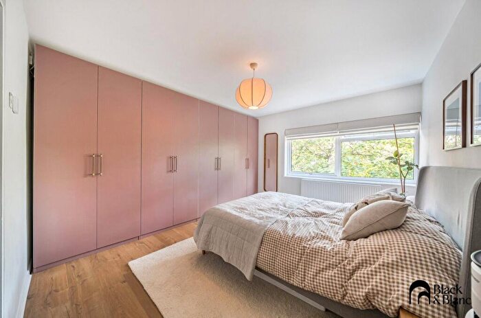 2 Bedroom Apartment For Sale In Silverwood Close, Beckenham, BR3
