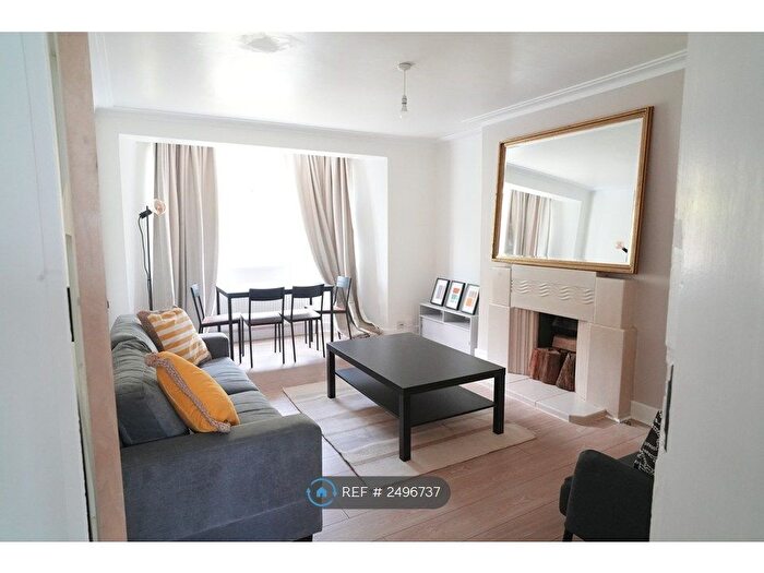 2 Bedroom Flat To Rent In Streatham Court, London, SW16