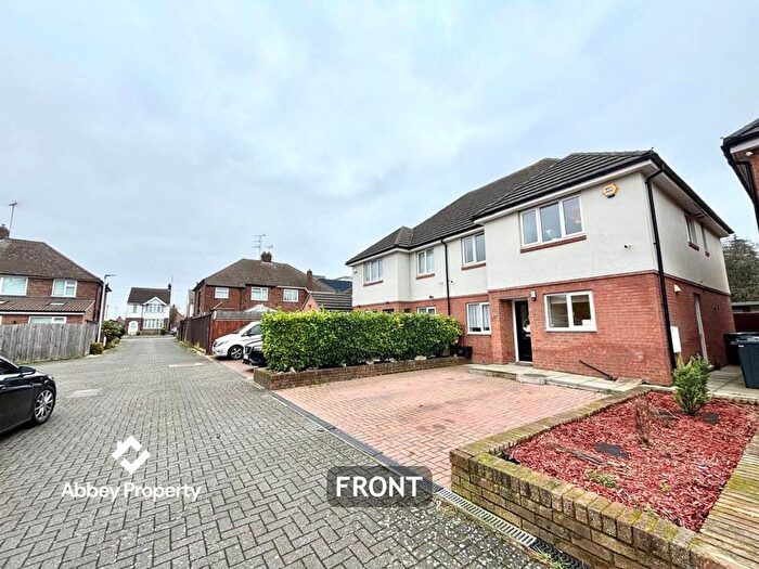4 Bedroom Semi-Detached House To Rent In Poets Mews, Luton, LU4