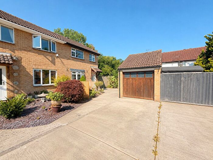 3 Bedroom Semi Detached House For Sale In Lapwing Close, Swindon, SN3