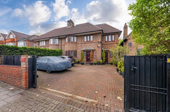 2 Bedroom Flat To Rent In Finchley Road, London, NW11