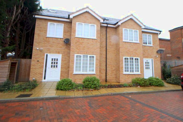 4 Bedroom Semi-Detached House To Rent In Langley Road, Slough, SL3