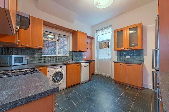 2 Bedroom Apartment To Rent In Park View Road, Finchley, N3