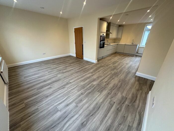 3 Bedroom Flat To Rent In Lampton Road, Hounslow, Greater London, TW3