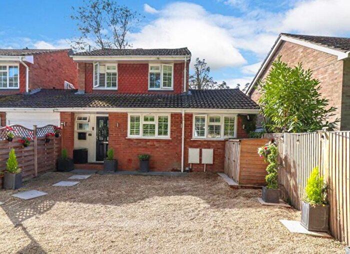 3 Bedroom Link Detached House For Sale In Millside, Bourne End, SL8