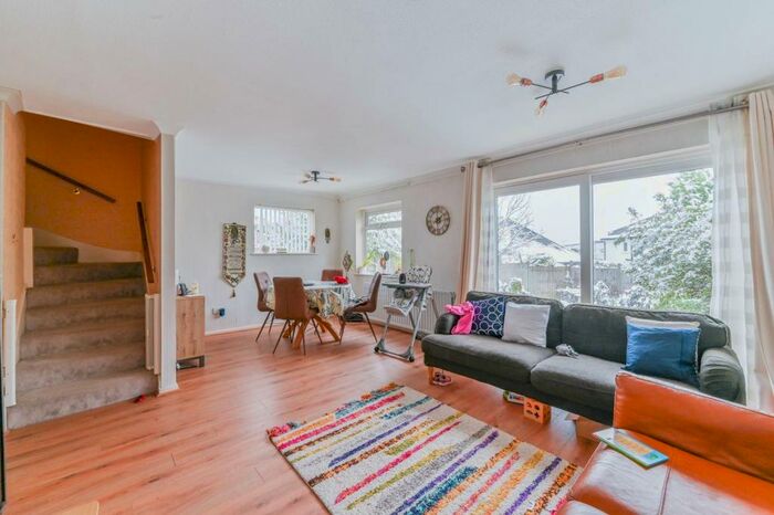 3 Bedroom Semi-Detached House To Rent In Calthorpe Gardens, Sutton, , Sutton, SM1