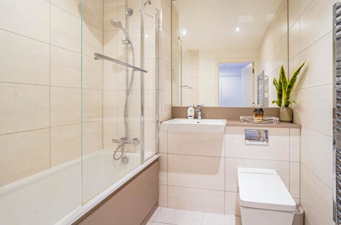 2 Bedroom Flat To Rent In Camberwell Road London, SE5