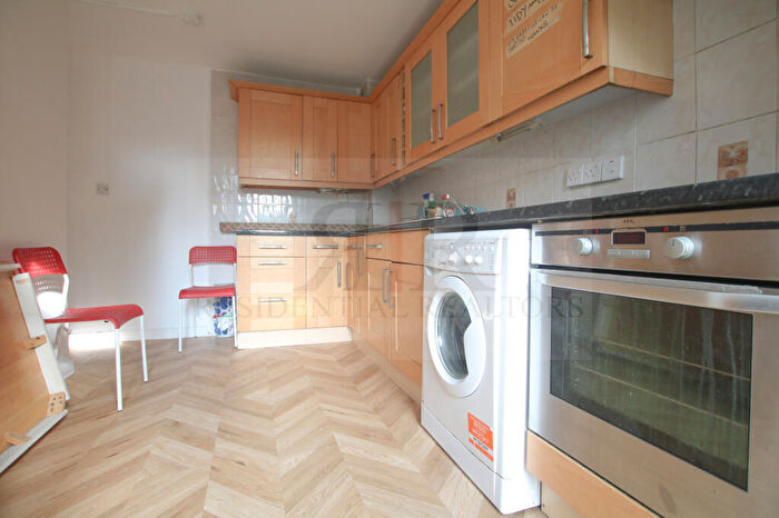 4 Bedroom Apartment To Rent In Inville Road, SE17