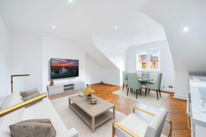 2 Bedroom Flat For Sale In Ennismore Avenue, Chiswick, London, W4