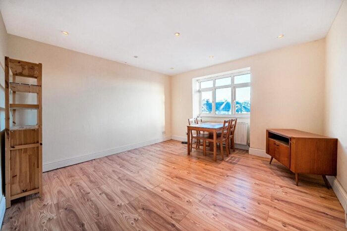 2 Bedroom Flat For Sale In Faversham Road, Catford London, SE6