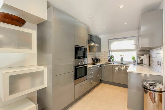 4 Bedroom Maisonette To Rent In Chatham House, Mc Neil Road, London, SE5