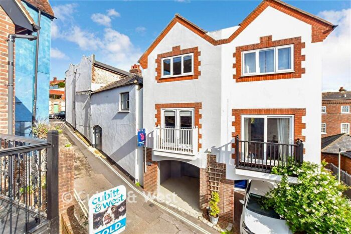 3 Bedroom Town House For Sale In Brewery Hill, Arundel, West Sussex, BN18