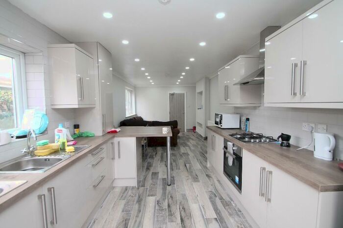 6 Bedroom Terraced House To Rent In Mackintosh Place, Cardiff(City), CF24