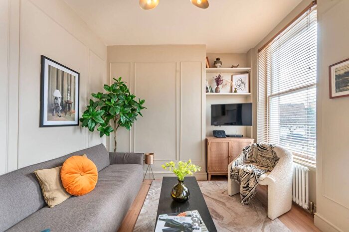 1 Bedroom Flat To Rent In Minford Gardens, Brook Green, London, W14