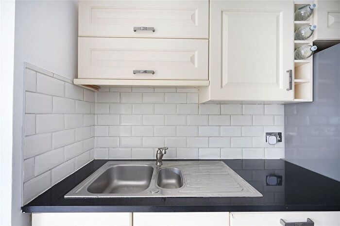 2 Bedroom Flat For Sale In Hainault Road, Leytonstone, London, E11