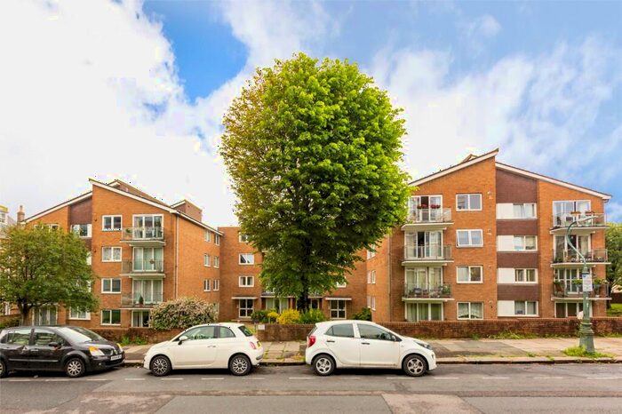 2 Bedroom Flat To Rent In Eaton Gardens, Hove, BN3