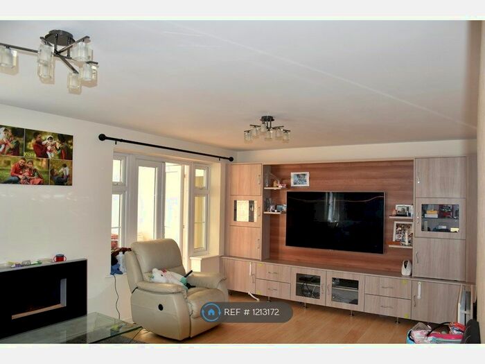 4 Bedroom Detached House To Rent In Lucas Close, Maidenbower, Crawley, RH10