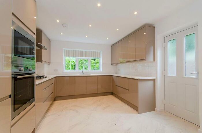 2 Bedroom Flat To Rent In Green Lane, Northwood, HA6