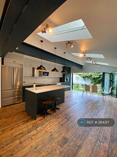 3 Bedroom Flat To Rent In Stamford Road, London, N1