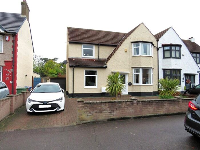 3 Bedroom Semi-Detached House For Sale In Premier Avenue, North Grays, Essex, RM16