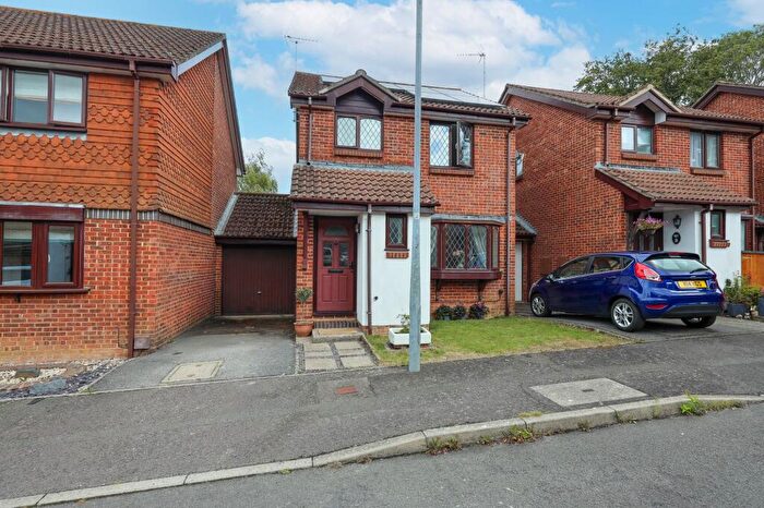 3 Bedroom Link Detached House For Sale In Hawthorn Close, Burgess Hill, RH15