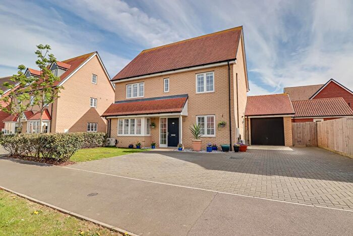 4 Bedroom Detached House For Sale In Elizabeth Gardens, Rochford, SS4