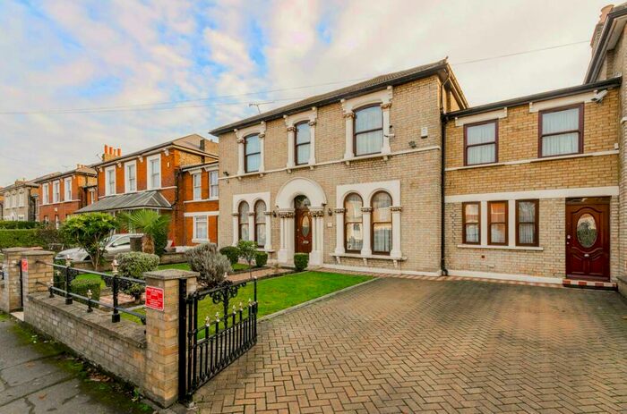 5 Bedroom Link Detached House To Rent In Windsor Road, Forest Gate, E7