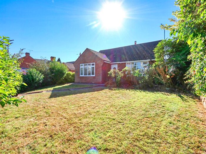 3 Bedroom Bungalow To Rent In Station Road, Pilsley, S45